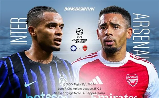Hai chú gà chọi đang chiến đấu trong đấu trường đá gà trực tiếp của 89bet1 web